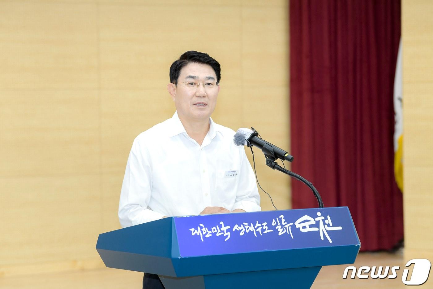 본문 이미지 - 노관규 순천시장은 4일 순천시청 대회의실에서 취임 100일 기자회견을 열고 언론인들과 질의응답을 하고 있다.(순천시 제공)2022.10.4/뉴스1 ⓒ News1