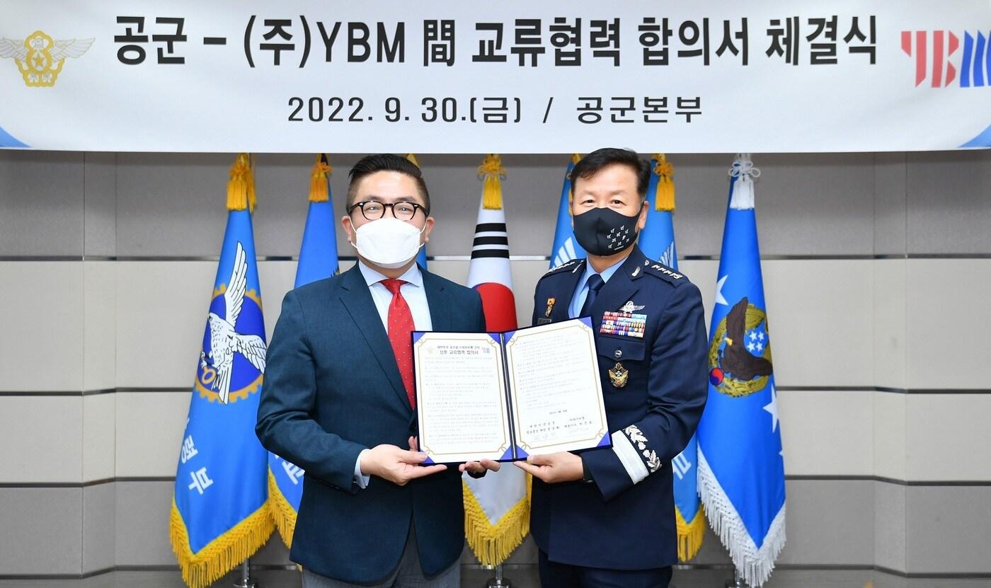 허문호 YBM 대표, 정상화 공군본부 공군참모총장이 YBM-공군본부 산학협력 업무협약 체결식에서 기념 사진을 촬영하고 있다. (YBM 제공)
