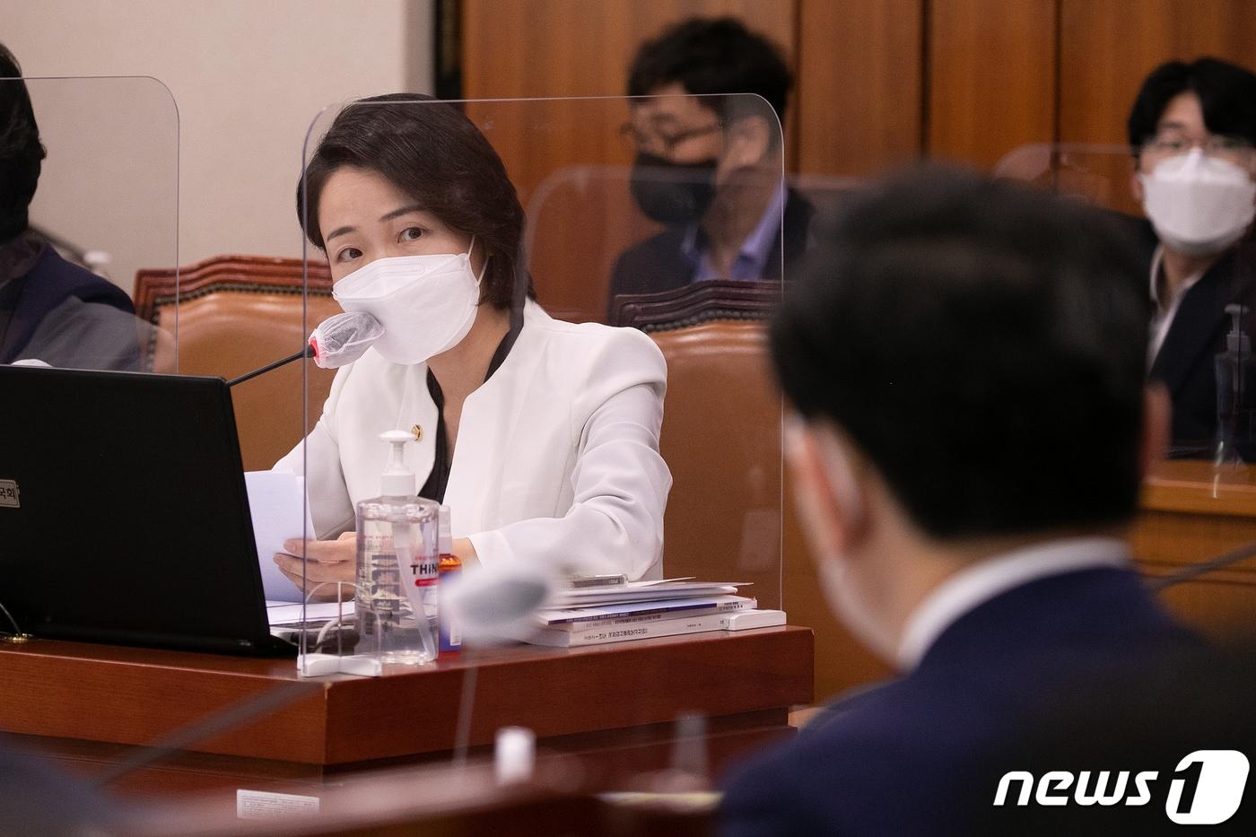 본문 이미지 - 홍정민 더불어민주당 의원이 지난 10월 4일 오전 서울 여의도 국회에서 열린 산업통상자원중소벤처기업위원회 국정감사에서 이창양 산업통상자원부 장관에게 질의를 하고 있다. (공동취재) 2022.10.4/뉴스1 ⓒ News1 허경 기자