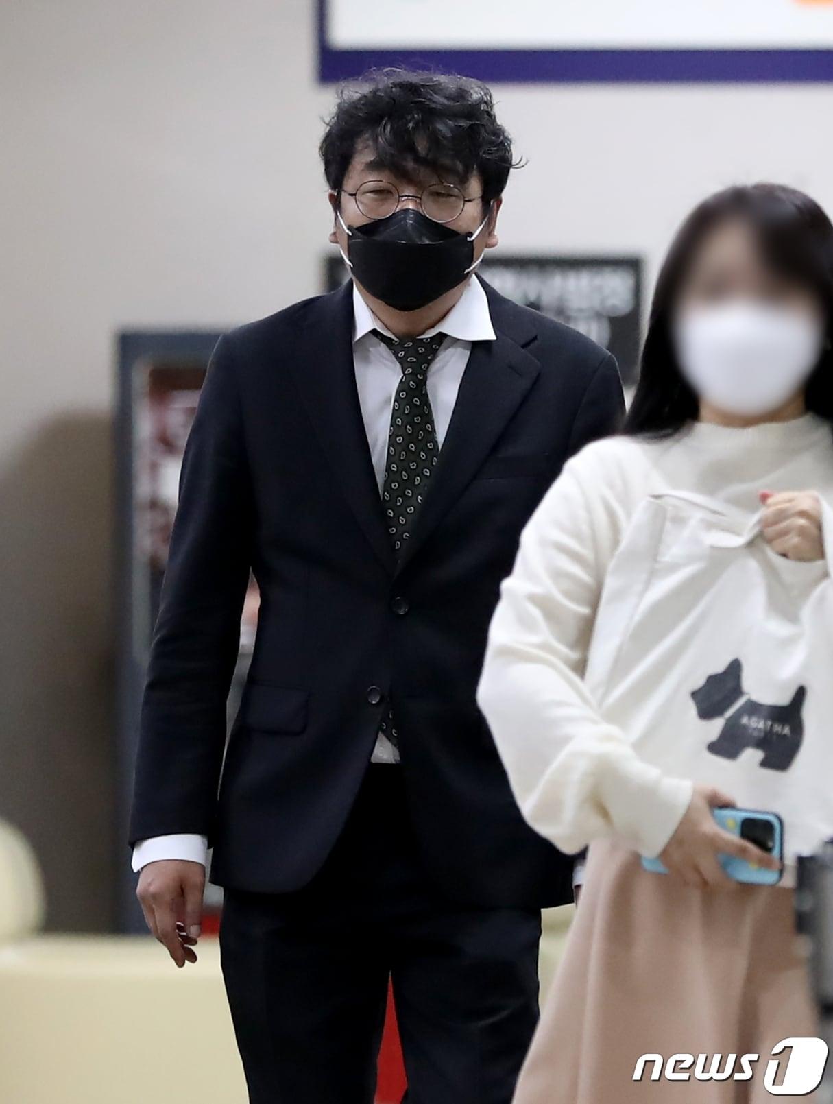 본문 이미지 - 이정훈 전 빗썸코리아 이사회 의장이 4일 서울 서초구 서울중앙지방법원에서 열린 1000억대 사기 1심 공판에 출석하고 있다.  2022.10.4/뉴스1 ⓒ News1 장수영 기자