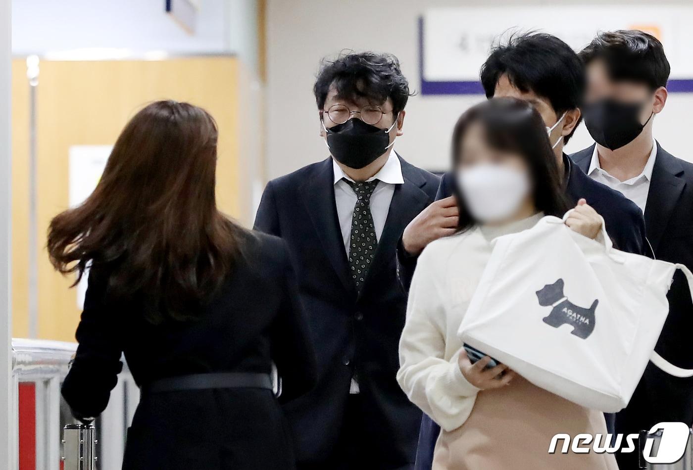 이정훈 전 빗썸코리아 이사회 의장이 4일 서울 서초구 서울중앙지방법원에서 열린 1000억대 사기 1심 공판에 출석하고 있다. 이 전 의장은 지난 2018년 김병건 BK그룹 회장과 BXA 코인 관련 사기 혐의로 법적 공방 중에 있다. 한편 오는 6일 국회 정무위원회의 금융위 국정감사에 이 전 의장이 증인으로 채택 했으나, 이 전 의장은 건강상 문제와 형사소송 등의 사유로 국정감사 불출석 사유서를 제출했다. 2022.10.4/뉴스1 ⓒ News1 장수영 기자