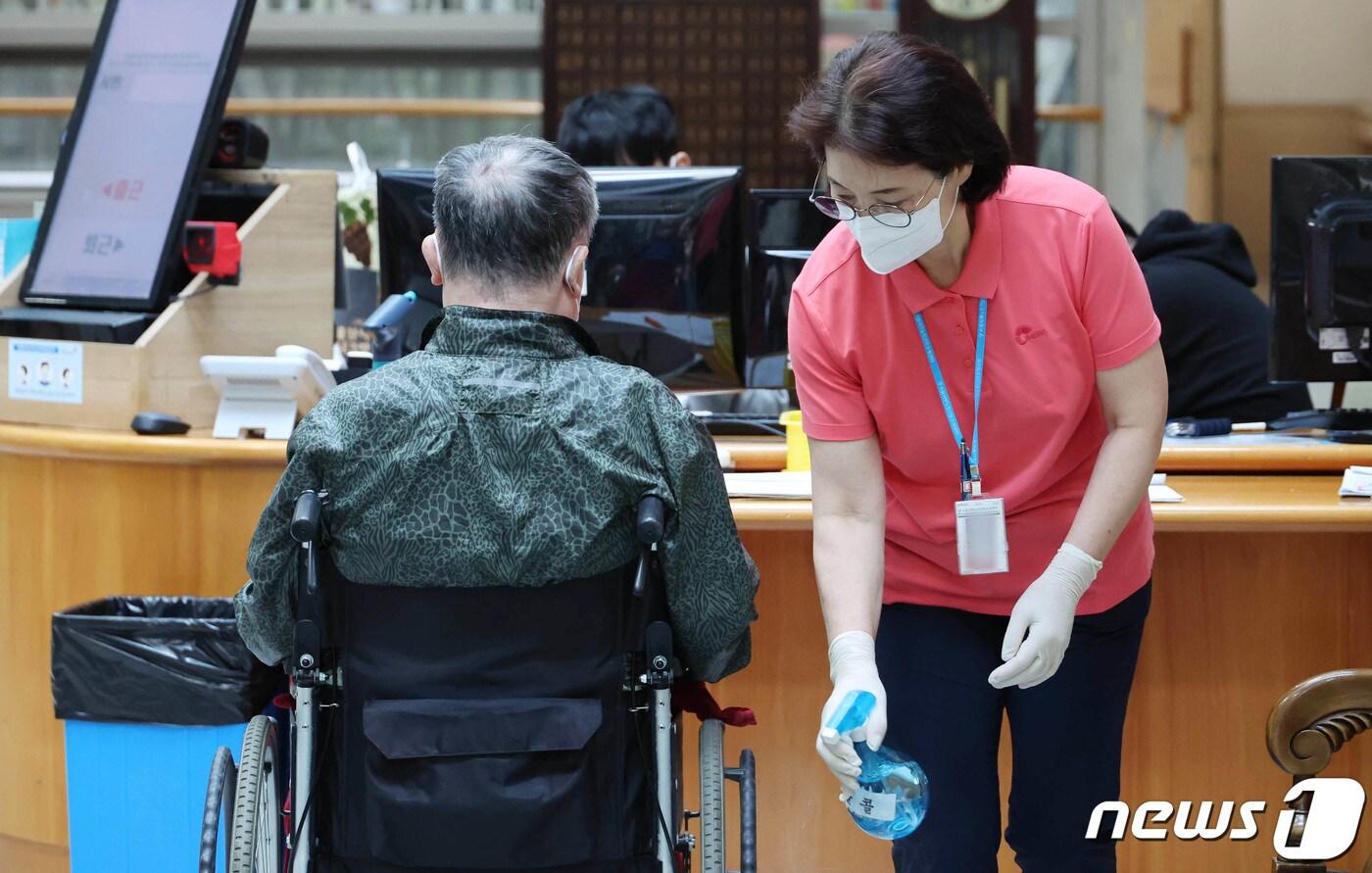 본문 이미지 - 서울 시립서부노인전문요양센터에서 입소자가 가족과 면회를 마친 후 시설로 돌아가고 있다. 2022.10.4/뉴스1 ⓒ News1 사진공동취재단