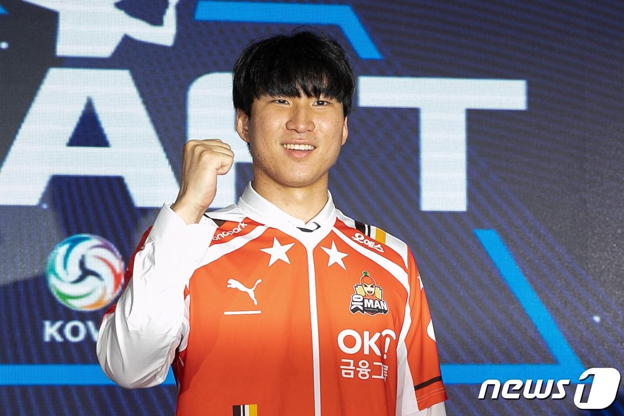 본문 이미지 - 4일 오후 서울 강남구 호텔리베라에서 열린 한국배구연맹(KOVO) 2022-2023 남자부 신인 드래프트에서 전체 1순위로 OK금융그룹의 지명을 받은 신호진(인하대) 선수가 포즈를 취하고 있다. 2022.10.4/뉴스1 ⓒ News1 이승배 기자