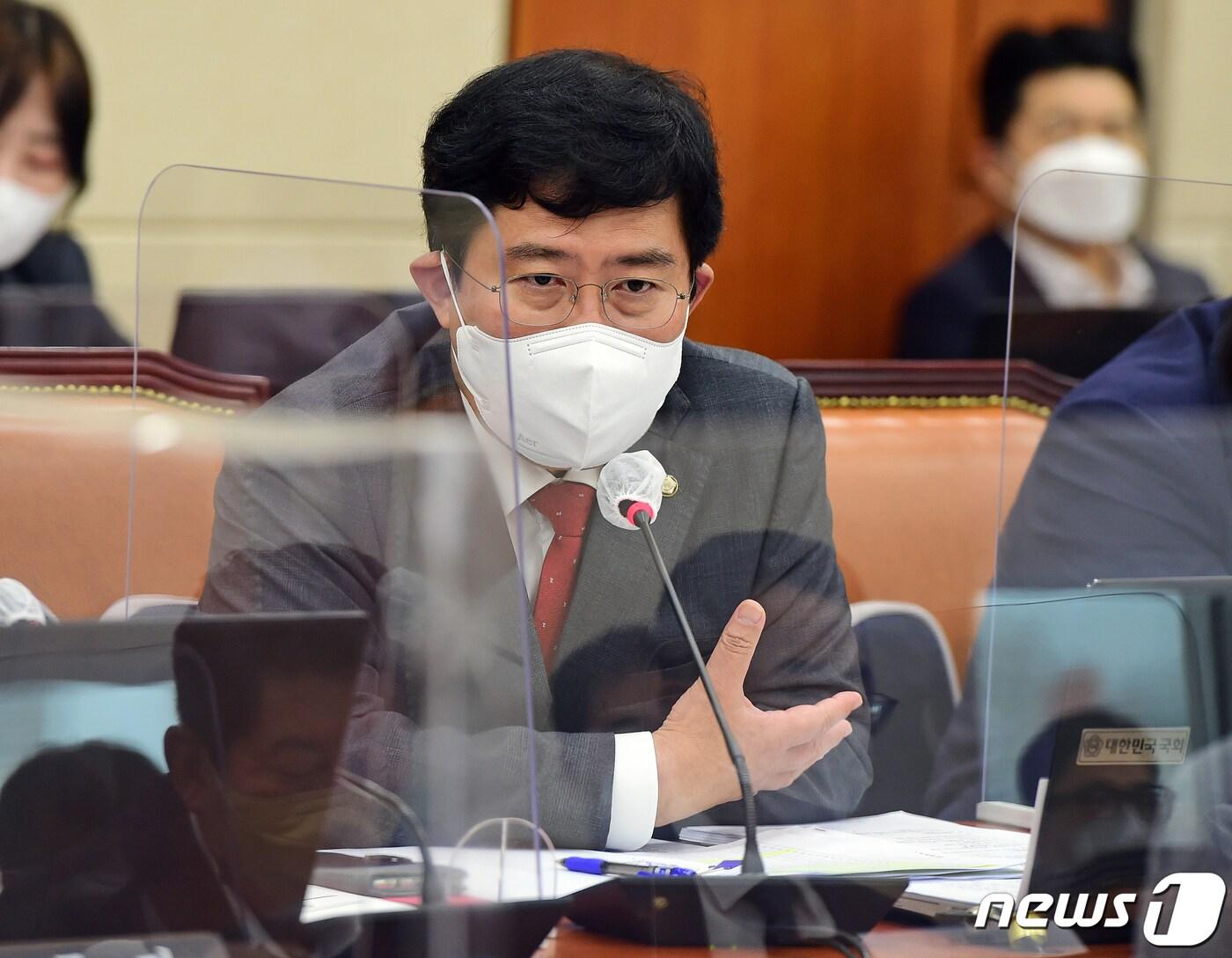 본문 이미지 - 윤창현 국민의힘 의원이 4일 국회에서 열린 정무위원회의 국무조정실·국무총리비서실에 대한 국정감사에서 이스타항공 채용 비리와 관련해 야권 인사들이 연루돼 있다고 주장한 것과 관련 야당 의원들의 항의를 받자 의사 진행 발언을 하고 있다. (공동취재) 2022.10.4/뉴스1 ⓒ News1 허경 기자