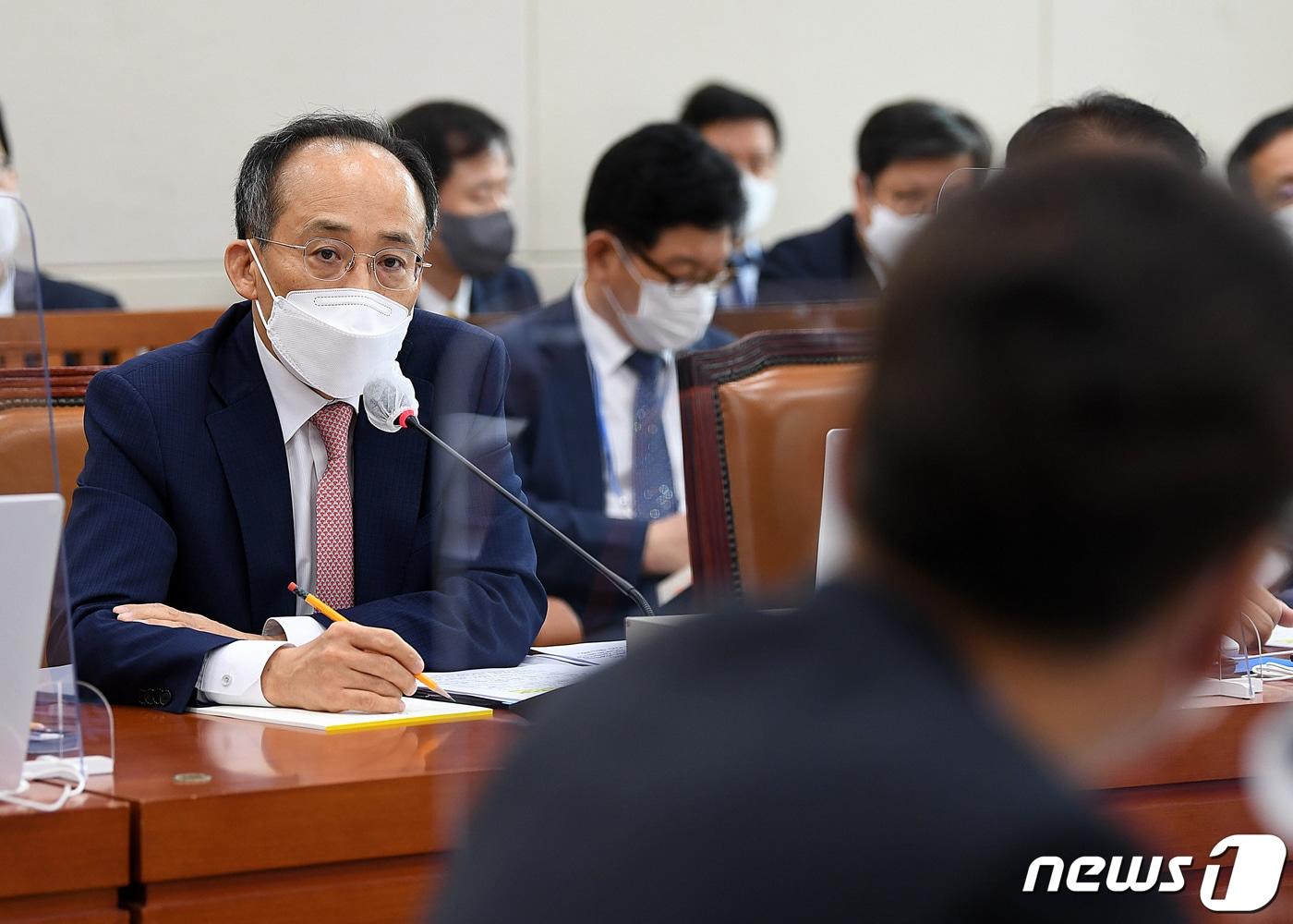 본문 이미지 - 추경호 경제부총리 겸 기획재정부 장관이 4일 서울 여의도 국회에서 열린 기획재정위원회 국정감사에서 의원 질의에 답하고 있다. (공동취재) 2022.10.4/뉴스1 ⓒ News1 유승관 기자