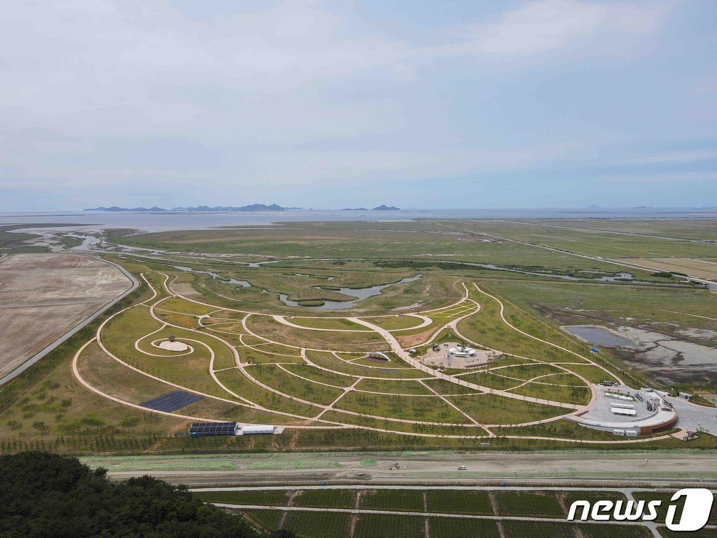 본문 이미지 - 국립공원공단 새만금환경생태단지관리단(단장 이지형)은 가을 나들이 장소로 파란 가을하늘 아래 광활한 초원을 만끽할 수 있는 생태단지 프로그램을 운영한다. 생태단지 전경.(새만금환경생태단지관리단 제공)2022.10.4/뉴스1