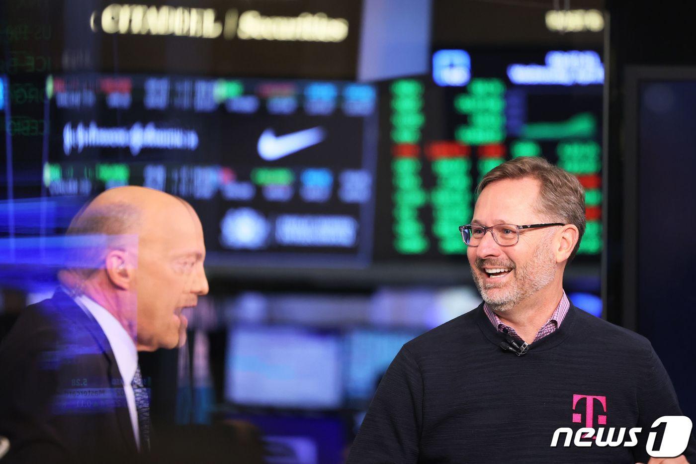 본문 이미지 - 왼쪽이 짐 크레이머 CNBC '매드 머니' 진행자다. ⓒ AFP=뉴스1