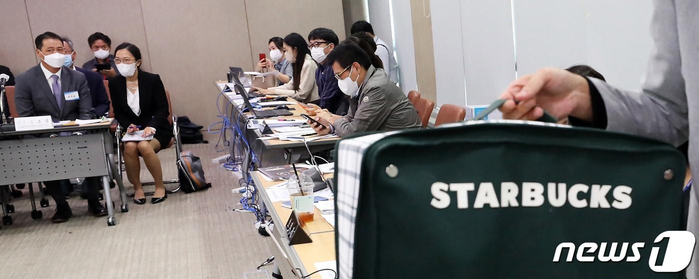 2022년 국회 환경노동위원회 국정감사에 증인으로 출석한 송호섭 당시 스타벅스코리아 대표이사(왼쪽 첫 번째)가 스타벅스 서머 캐리백을 바라보고 있다. 2022.10.4/뉴스1 ⓒ News1 김기남 기자