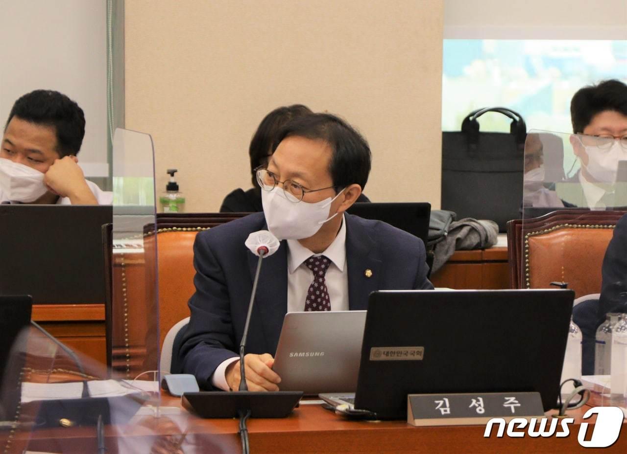 본문 이미지 - 4일 김성주 더불어민주당 의원이 국정조정실 국정감사에서 질의를 하고 있다.(의원실제공)2022.10.4/뉴스1 ⓒ News1 김동규 기자