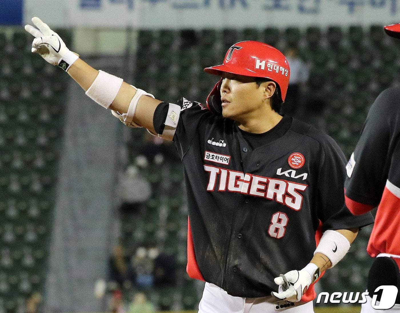 본문 이미지 - 4일 오후 서울 송파구 잠실야구장에서 열린 프로야구 '2022 신한은행 SOL KBO리그' KIA 타이거즈와 LG 트윈스의 경기에서 6회초 1사 2,3루상황 기아 류지혁이 1타점 1루타를 친후 1루베이스에서 환호하고 있다. 2022.10.4/뉴스1 ⓒ News1 박세연 기자