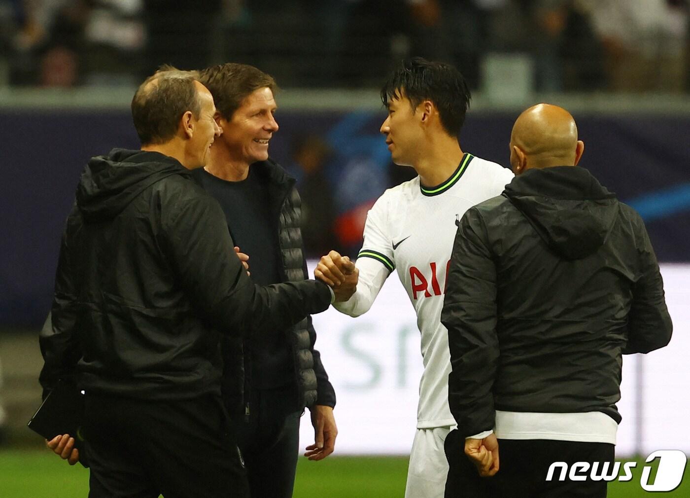 본문 이미지 - 경기 후 프랑크푸르트 코칭스태프와 이야기 하는 손흥민 ⓒ 로이터=뉴스1