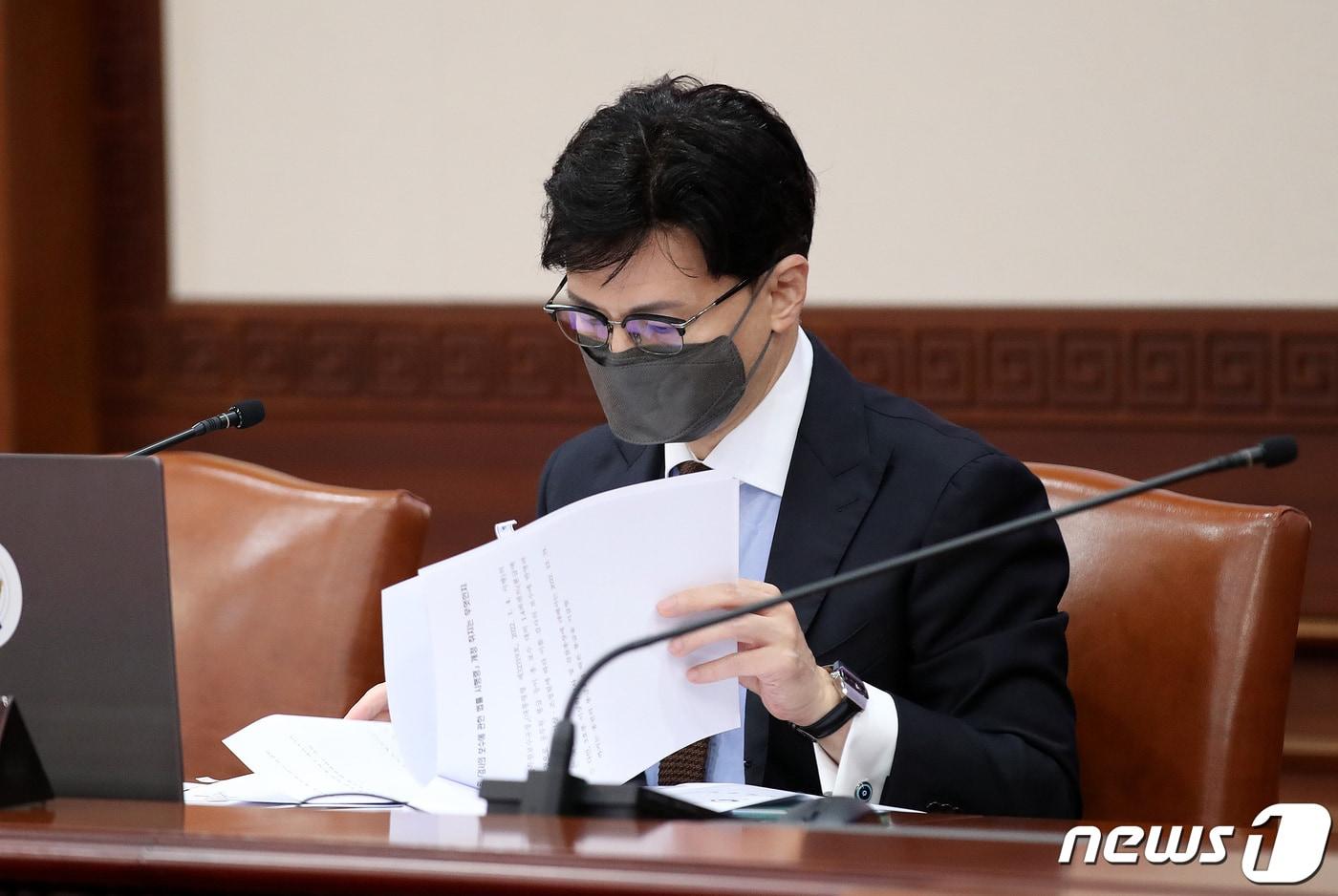 본문 이미지 - 한동훈 법무부 장관이 5일 오전 서울 종로구 정부서울청사에서 열린 국무회의에 참석해 자료를 살펴보고 있다. 2022.10.5/뉴스1 ⓒ News1 박지혜 기자