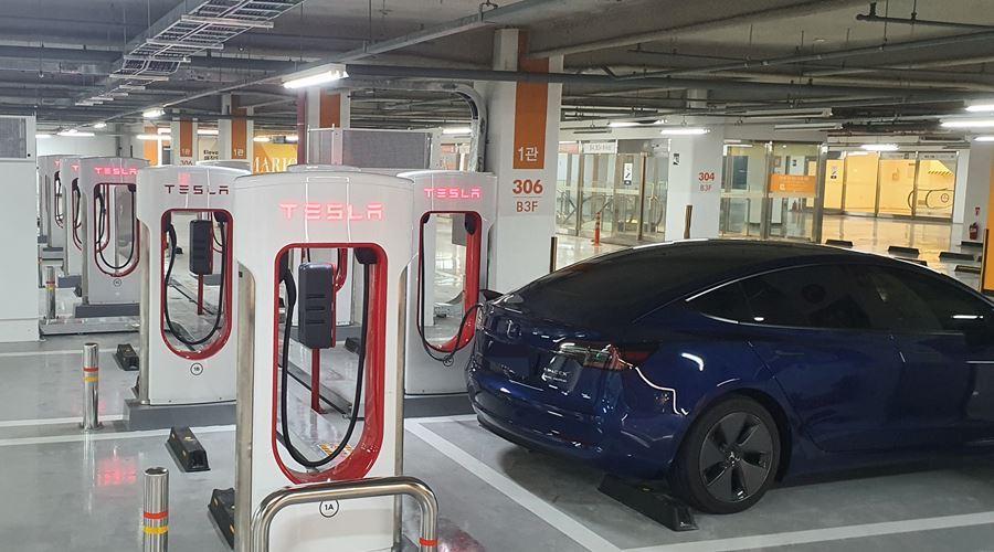 본문 이미지 - 마리오아울렛, 서울 금천구 최초 테슬라 슈퍼차저 설치.(마리오아울렛 제공)