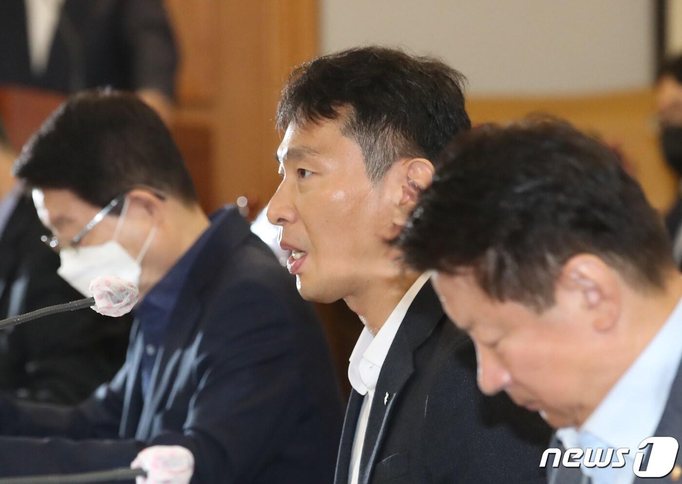 본문 이미지 - 이복현 금융감독원장이 5일 서울 중구 은행회관에서 열린 '금융감독원 업무혁신 로드맵' 금융업계 간담회에서 발언을 하고 있다. 2022.10.5/뉴스1 ⓒ News1 송원영 기자
