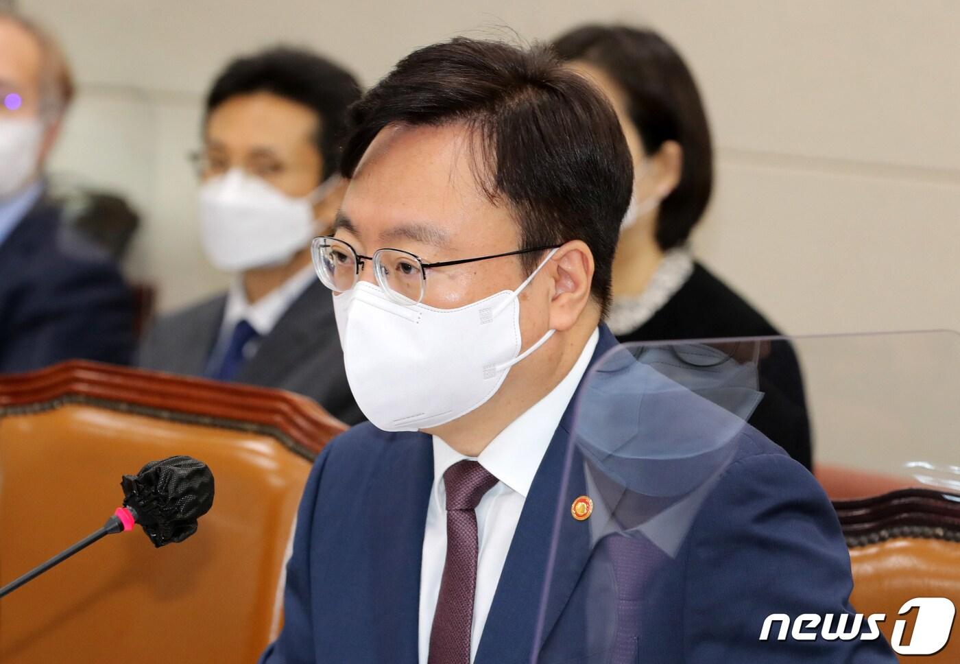 본문 이미지 - 조규홍 보건복지부 장관이 5일 서울 여의도 국회에서 열린 보건복지위원회의 보건복지부, 질병관리청에 대한 국정감사에서 인사말을 하고 있다. (공동취재) 2022.10.5/뉴스1 ⓒ News1 유승관 기자