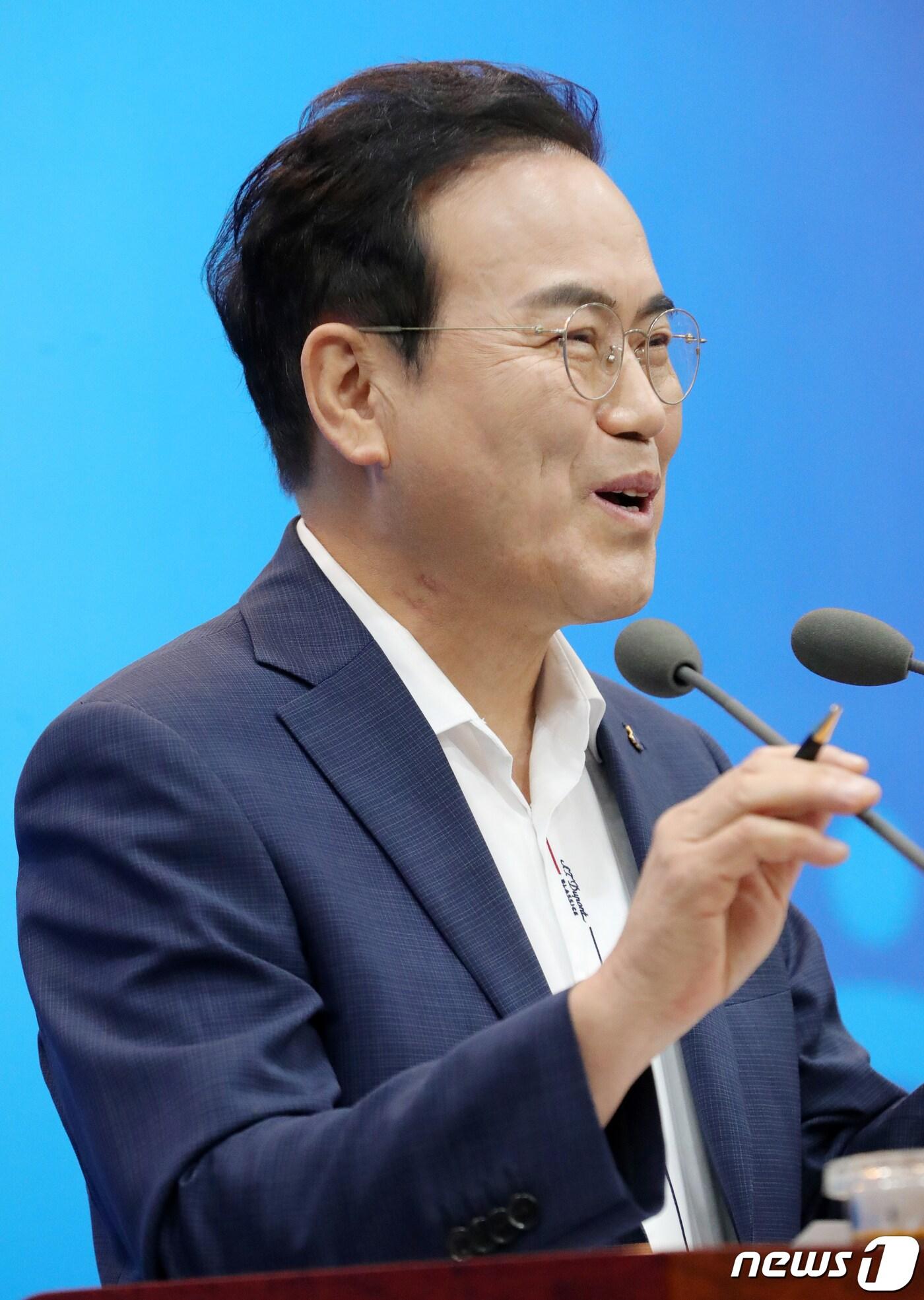 본문 이미지 - 서거석 전북교육감이 5일 전북 전주시 전북도교육청에서 가진 취임 100일 기자회견에서 취재진의 질문에 답하고 있다. 2022.10.5/뉴스1 ⓒ News1 유경석 기자