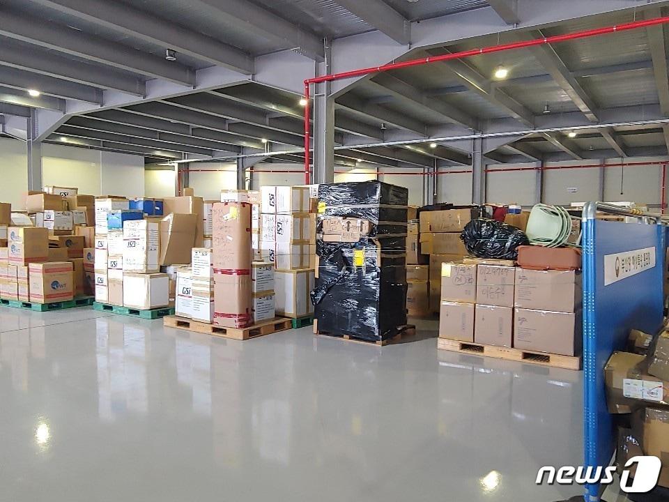 본문 이미지 - 부산용당세관 해상특송장 내부 모습 (팬스타엔터프라이즈 제공) 