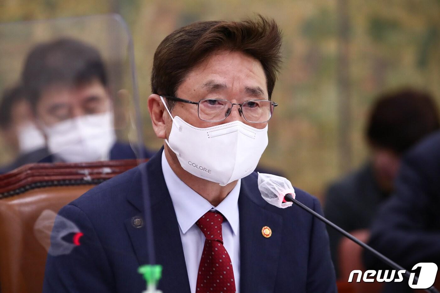 본문 이미지 - 박보균 문화체육관광부 장관이 5일 서울 여의도 국회에서 열린 문화체육관광위원회 국정감사에서 의원 질의에 답변하고 있다. (공동취재) 2022.10.5/뉴스1 ⓒ News1 유승관 기자