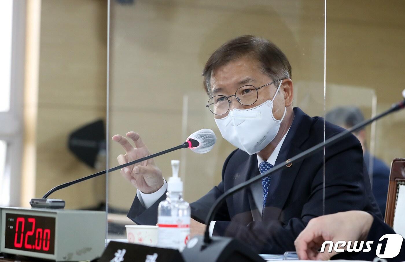 본문 이미지 - 이정식 고용노동부 장관이 5일 오전 정부세종청사에서 열린 국회 환경노동위원회의 고용노동부 등의 국정감사에서 의원들의 질의에 답변하고 있다. .2022.10.5/뉴스1 ⓒ News1 김기남 기자