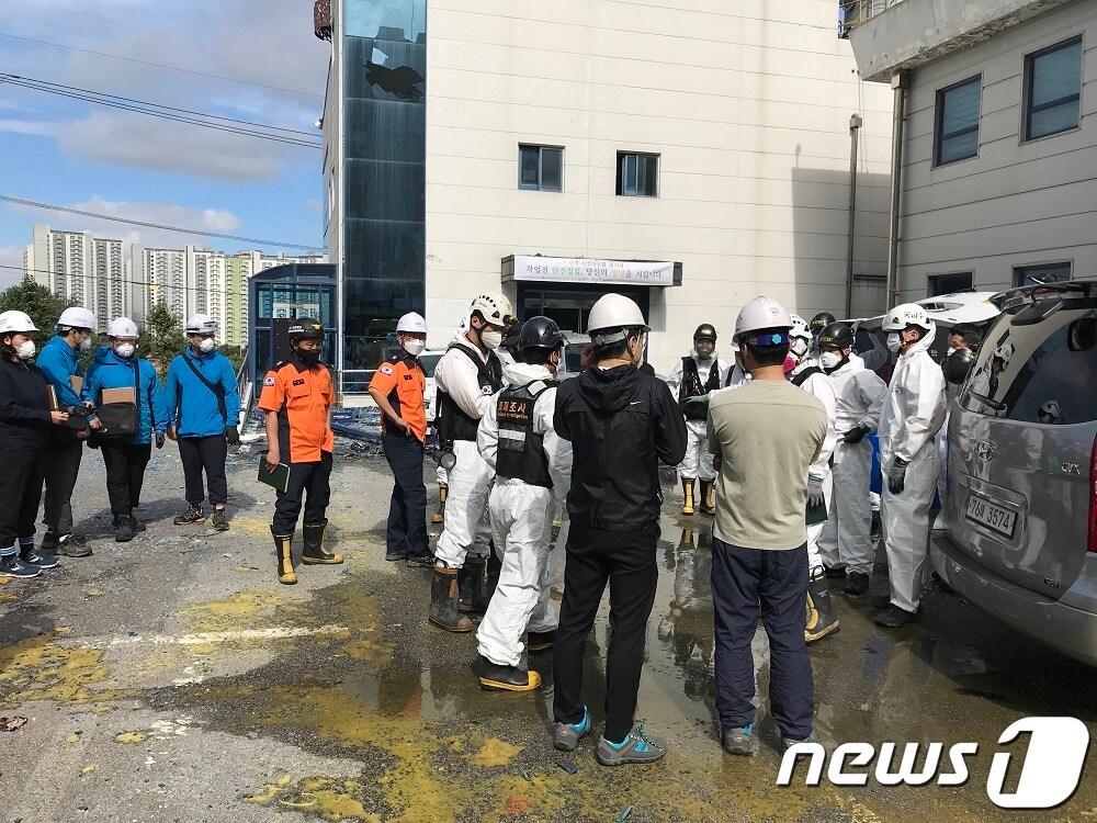 본문 이미지 - 경기도 위험물 사고조사위원회 위원들이 폭발성 화재가 발생한 화일약품 공장을 살펴보고 있다.