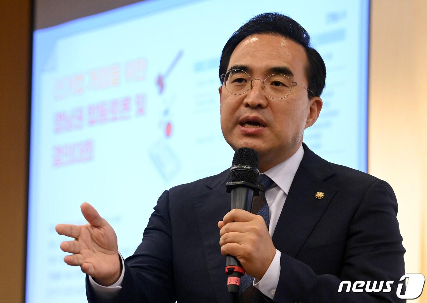 본문 이미지 - 박홍근 더불어민주당 원내대표가 5일 서울 여의도 국회도서관에서 열린 선거법 개정을 위한 영남권 합동토론 및 결의대회에서 축사를 하고 있다. (공동취재) 2022.10.5/뉴스1 ⓒ News1 유승관 기자