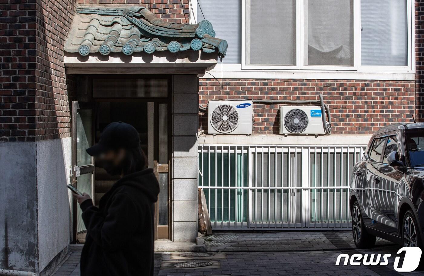 본문 이미지 - 서울 동작구에 위치한 반지하 거주지의 모습. 2022.10.5/뉴스1 ⓒ News1 이재명 기자