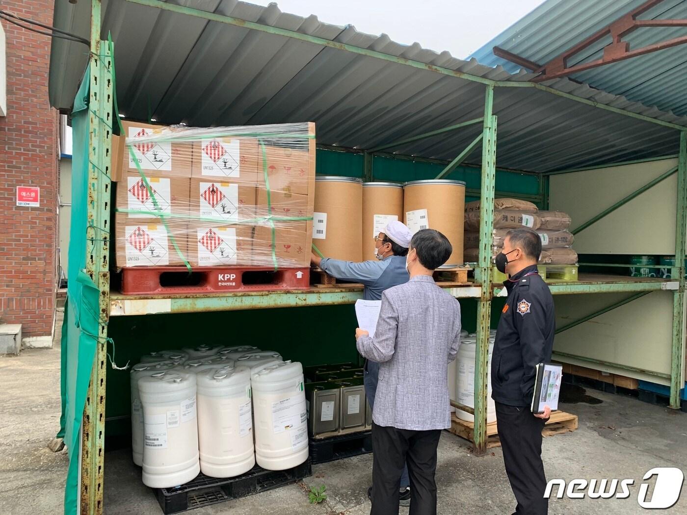 본문 이미지 - 강원도소방본부, 무허가 위험물 불시단속 현장.(도소방본부 제공)