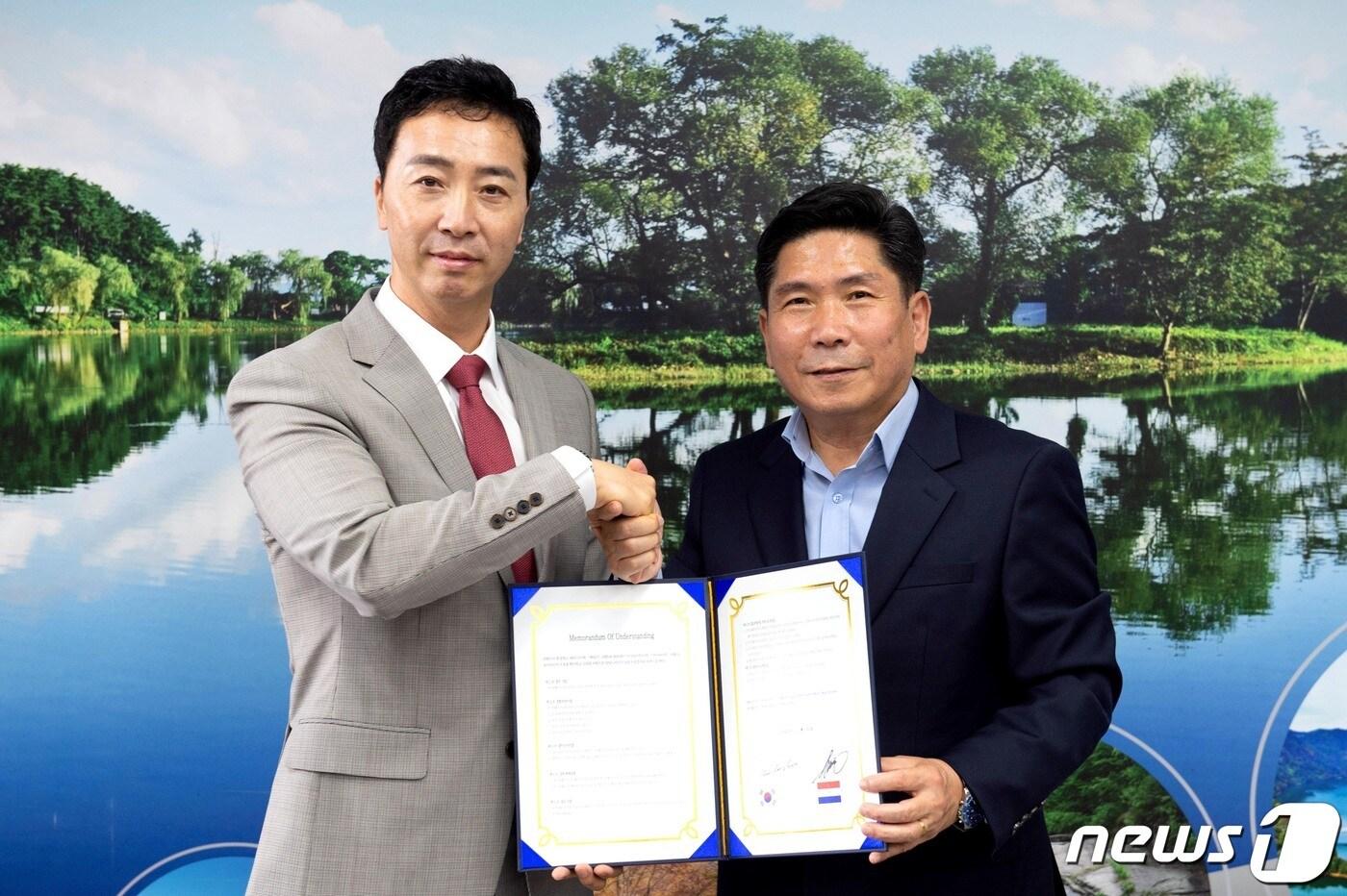 5일 김창규 제천시장(오른쪽)은 파라과이 과이라주 이동호 통상장관과 국제교류 MOU를 체결했다. 