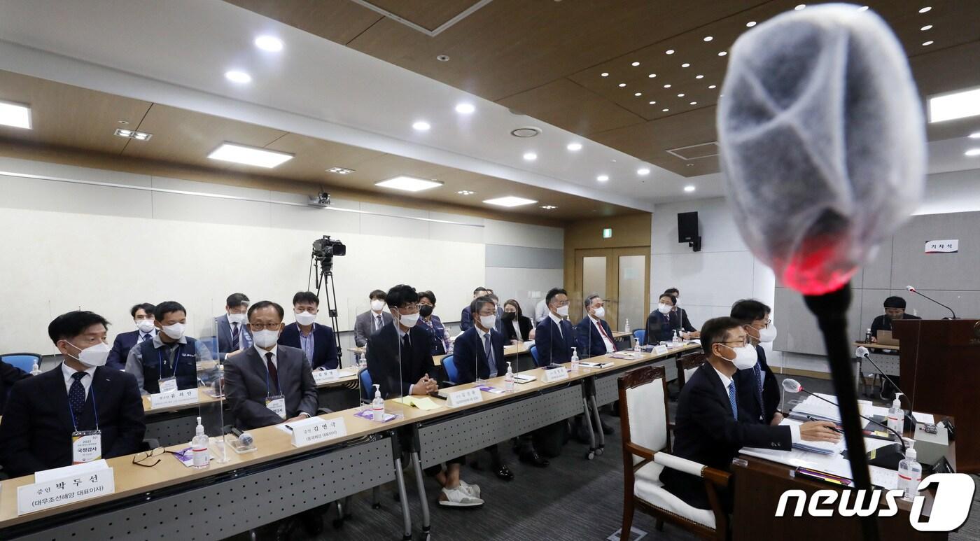본문 이미지 - 5일 오전 정부세종청사에서 열린 국회 환경노동위원회의 고용노동부 등의 국정감사장 증인석의 마이크에 빨간 불이 들어온 채 증언을 기다리고 있다. 2022.10.5/뉴스1 ⓒ News1 김기남 기자