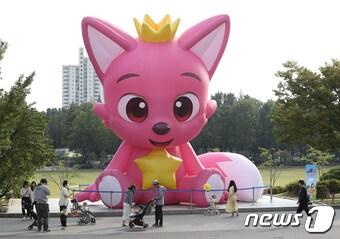 본문 이미지 - 서울 동작구 보라매공원에서 시민들이 9m가 넘는 거대한 핑크퐁과 셀카를 찍고 있다. ⓒ News1 신웅수 기자