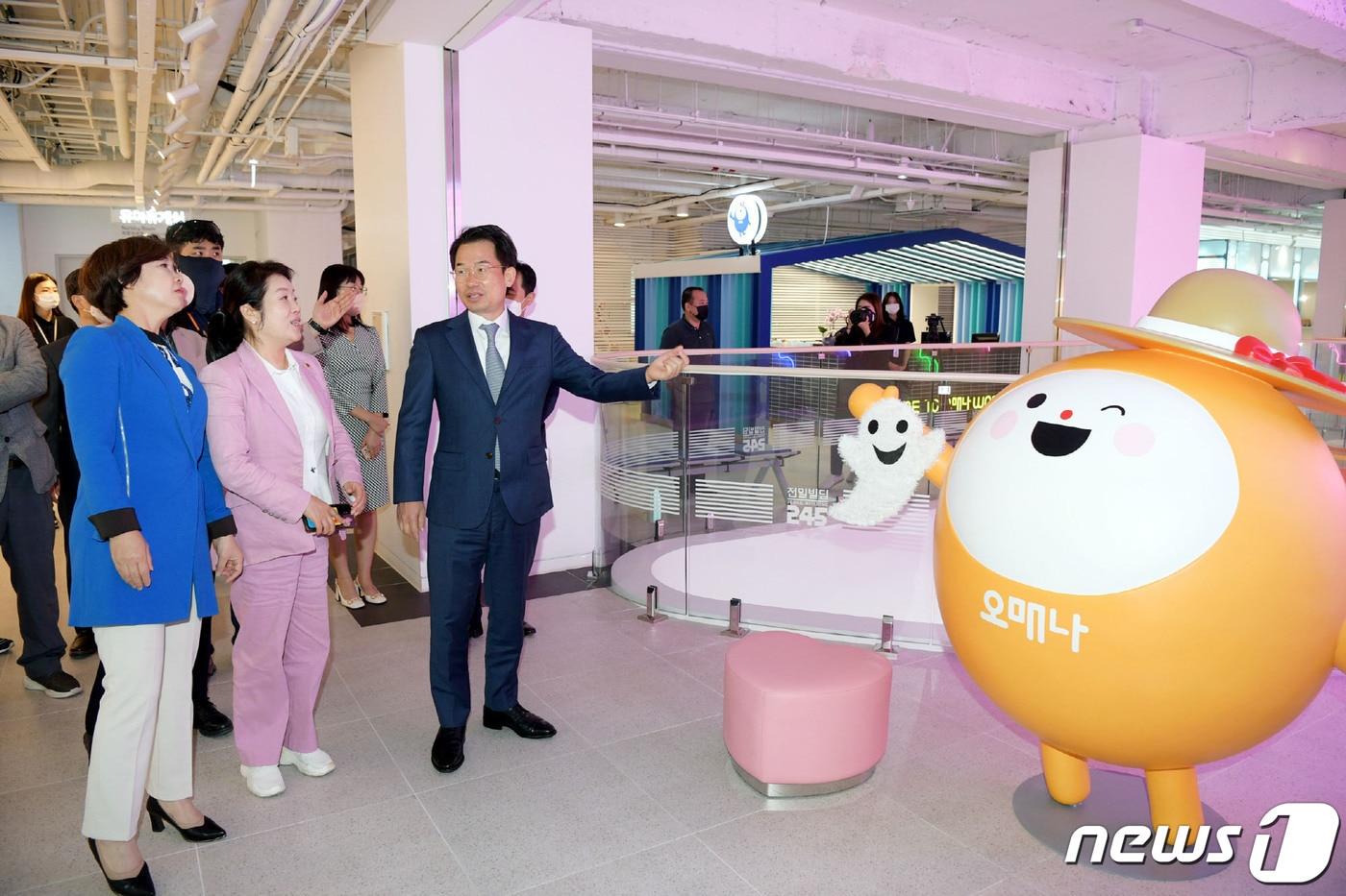 본문 이미지 - 문영훈 광주시 행정부시장이 5일 오후 전일빌딩245 남도관광센터에서 열린 오매나 하우스 개관식에 참석해 포토존과 캐릭터 숍을 둘러보고 있다.(광주시 제공)2022.10.5/뉴스1