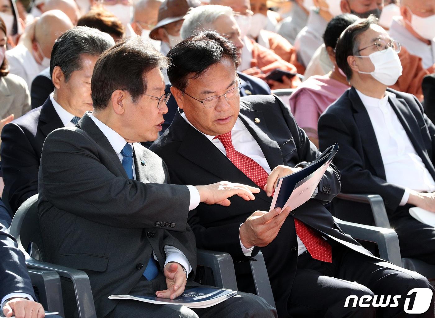 본문 이미지 - 정진석 국민의힘 비상대책위원장(오른쪽)과 이재명 더불어민주당 대표가 5일 오후 서울 종로구 수송동 조계사에서 열린 대한불교조계종 제37대 총무원장 진우 스님 취임 법회에 참석해 대화하고 있다./뉴스1 ⓒ News1 국회사진취재단