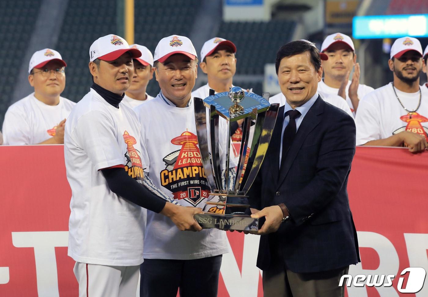 본문 이미지 - 5일 오후 서울 송파구 잠실야구장에서 프로야구 '2022 신한은행 SOL KBO리그' SSG 랜더스와 두산 베어스의 경기에 앞서 열린 정규시즌 우승 행사에서 허구연 KBO 총재가 민경삼 대표이사, 김원형 감독에게 트로피를 전달하고 있다. /뉴스1 ⓒ News1 구윤성 기자