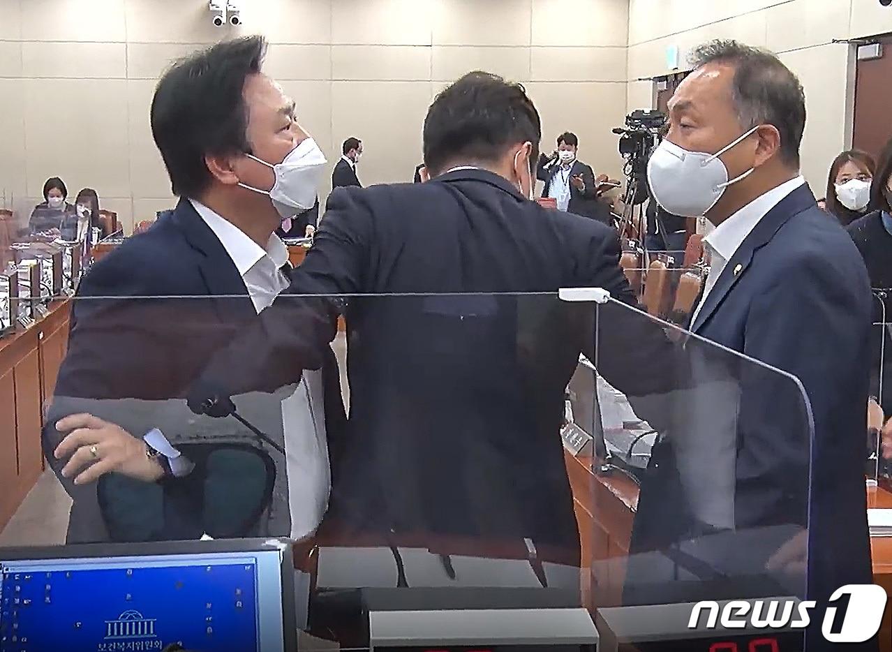 본문 이미지 - 강기윤 국민의힘 의원(오른쪽)과 김원이 더불어민주당 의원이 5일 서울 여의도 국회에서 열린 보건복지위원회 국정감사에서 충돌하고 있다. (뉴스1TV 캡쳐) 2022.10.5/뉴스1 ⓒ News1 이동해 기자