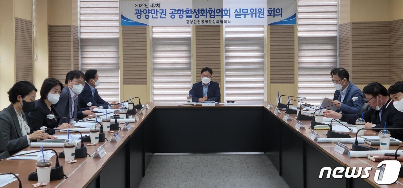 전남 여수상공회의소와 유관기관 등은 5일 여수상의 세미나실에서 '2022 제2차 광양만권공항활성화협의회 실무위원 회의'를 열고 여수공항 감편에 따른 대응 방안 회의를 진행하고 있다.(여수상공회의소 제공)2022.10.5/뉴스1 ⓒ News1 김동수 기자