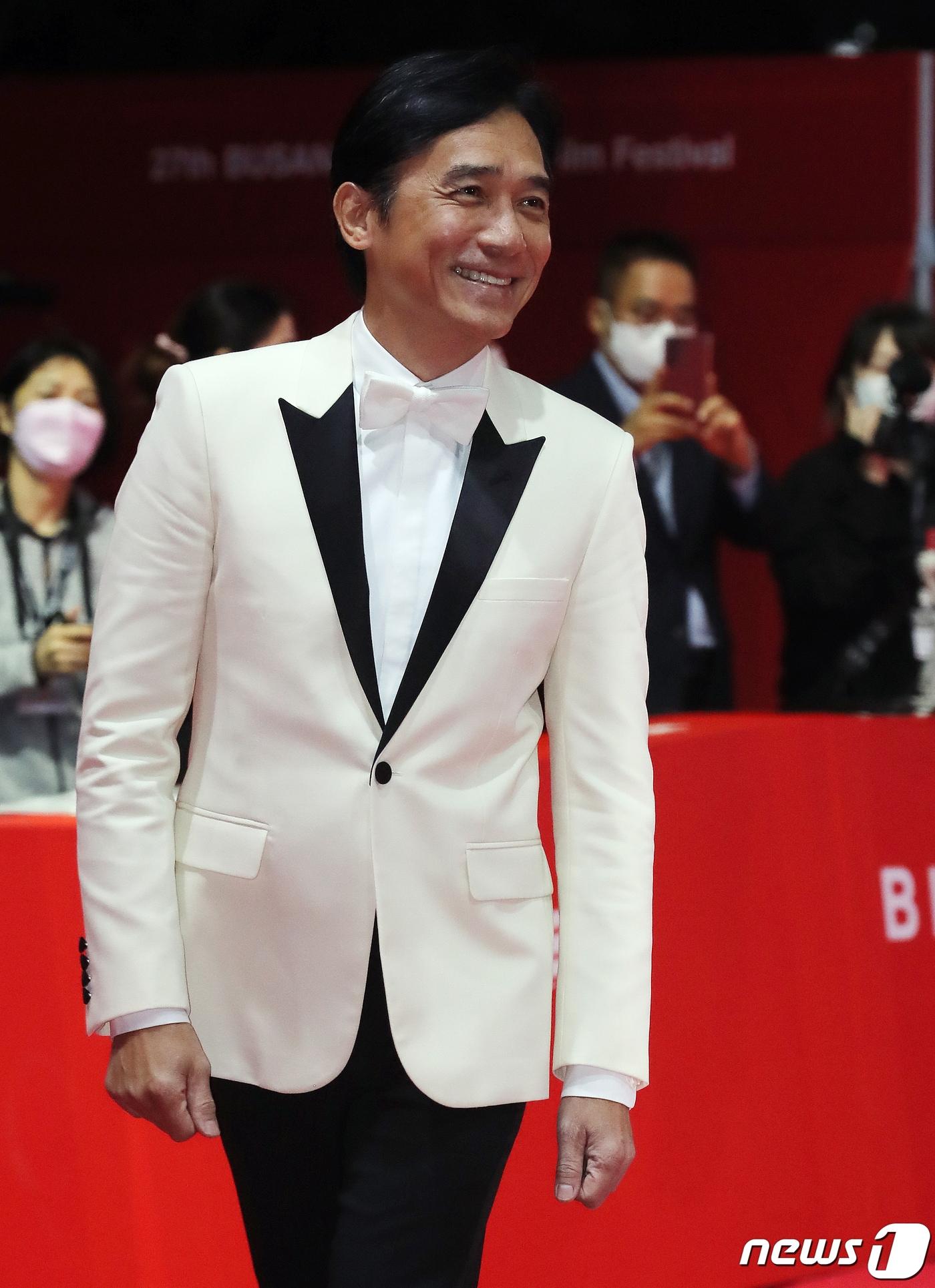 본문 이미지 - 배우 양조위가 5일 오후 부산광역시 우동 영화의 전당에서 열린 '제27회 부산국제영화제(BIFF)' 개막식 레드카펫 행사에 참석하고 있다. 코로나19 등의 영향으로 3년 만에 정상 개최되는 부산국제영화제는 이달 14일까지 센텀시티를 비롯한 16개 구·군에서 열리며 공식 초청작 71개국 242편, 커뮤니티비프 111편, 동네방네비프 20여 편이 상영된다. 초청·상영 규모가 펜데믹 이전 수준으로 회복됐고 영화 지원 프로그램·오픈 토크 등 부대행사도 전면 재개된다. 2022.10.5/뉴스1 ⓒ News1 김진환 기자