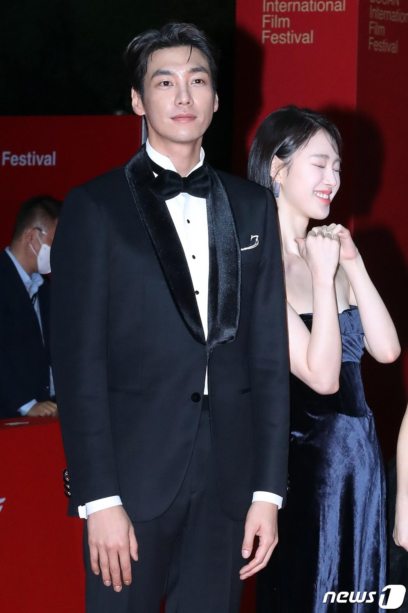 본문 이미지 - 배우 김영광이 5일 오후 부산광역시 우동 영화의 전당에서 열린 '제27회 부산국제영화제(BIFF)' 개막식 레드카펫 행사에 참석하고 있다. 코로나19 등의 영향으로 3년 만에 정상 개최되는 부산국제영화제는 이달 14일까지 센텀시티를 비롯한 16개 구·군에서 열리며 공식 초청작 71개국 242편, 커뮤니티비프 111편, 동네방네비프 20여 편이 상영된다. 초청·상영 규모가 펜데믹 이전 수준으로 회복됐고 영화 지원 프로그램·오픈 토크 등 부대행사도 전면 재개된다. 2022.10.5/뉴스1 ⓒ News1 김진환 기자