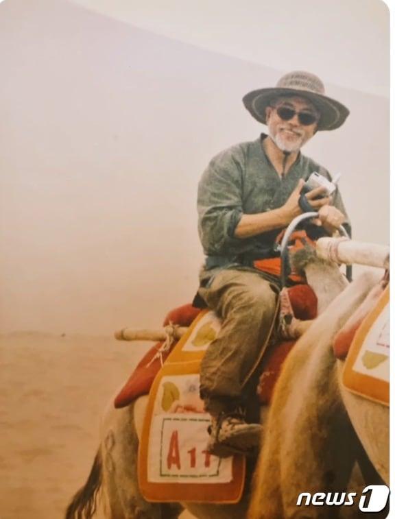 본문 이미지 -  문재인 전 대통령의 딸 다혜씨가 6일 새벽 자신의 트위터에 올린 문 전 대통령의 낙타 탄 모습. (SNS 갈무리) ⓒ 뉴스1