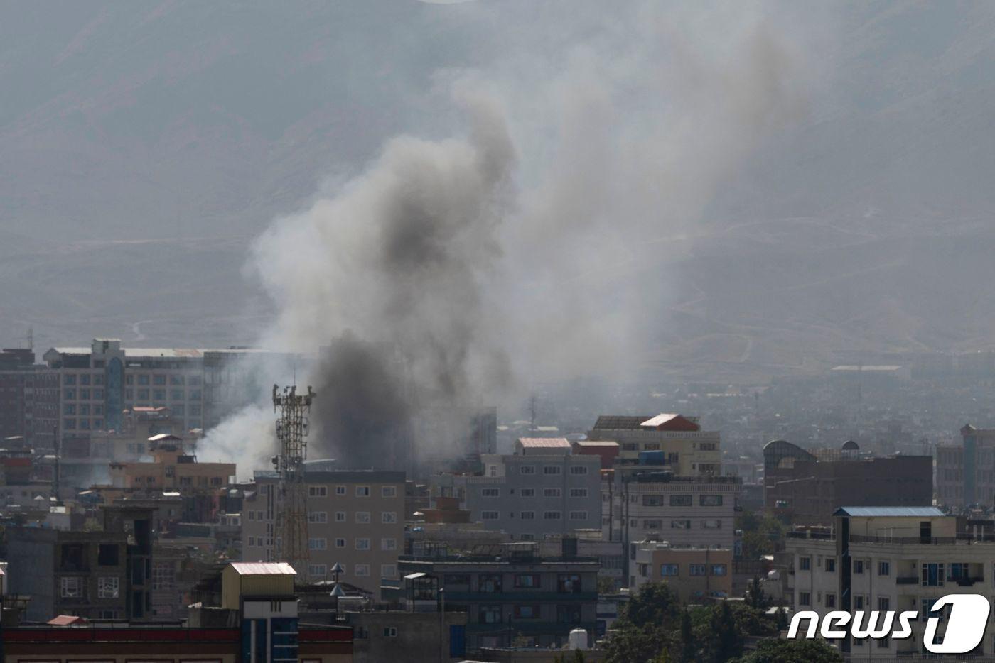 5일 &#40;현지시간&#41; 아프가니스탄 카불 비즈니스 센터 몰에서 화재가 발생해 연기가 솟아오르고 있다. &#40;사진은 기사 내용과 무관함&#41; / 뉴스1 ⓒ News1 ⓒ AFP=뉴스1 ⓒ News1 우동명 기자