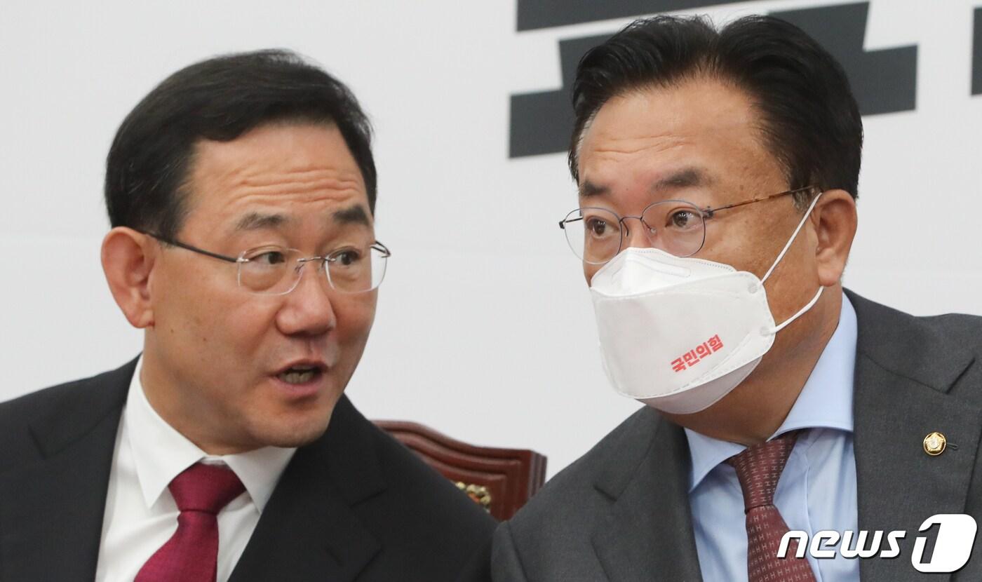 본문 이미지 - 정진석 국민의힘 비대위원장과 주호영 원내대표가 6일 서울 여의도 국회에서 열린 비상대책위원회의에서 대화하고 있다. 2022.10.6/뉴스1 ⓒ News1 허경 기자