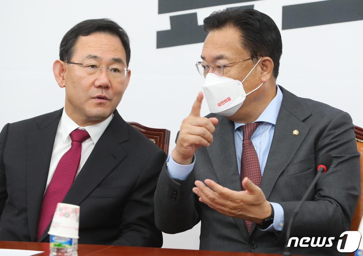 본문 이미지 - 국민의힘 정진석 비대위원장과 주호영 원내대표가 지난 6일 서울 여의도 국회에서 열린 비상대책위원회의에서 대화하고 있다. 2022.10.6/뉴스1 ⓒ News1 허경 기자