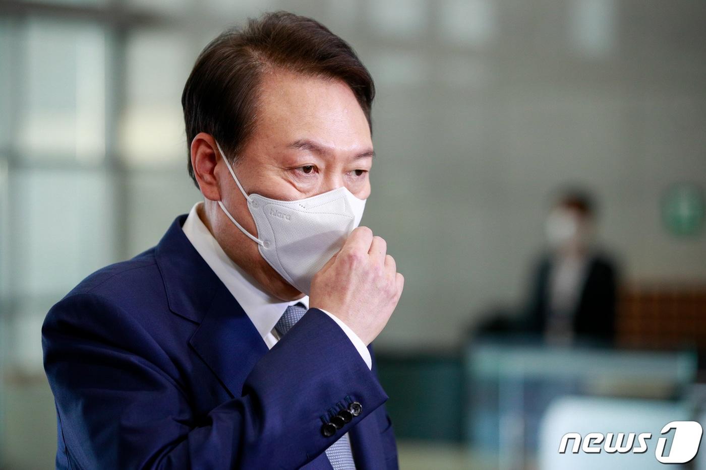 본문 이미지 - 윤석열 대통령이 6일 오전 용산 대통령실에서 기자들과 출근길 문답(도어스테핑)을 하고 있다. 2022.10.6/뉴스1 ⓒ News1 안은나 기자