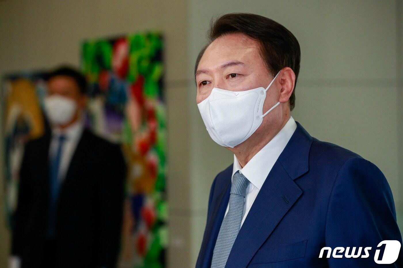 본문 이미지 - 윤석열 대통령이 6일 오전 용산 대통령실에서 기자들과 출근길 문답(도어스테핑)을 하고 있다. 2022.10.6/뉴스1 ⓒ News1 안은나 기자