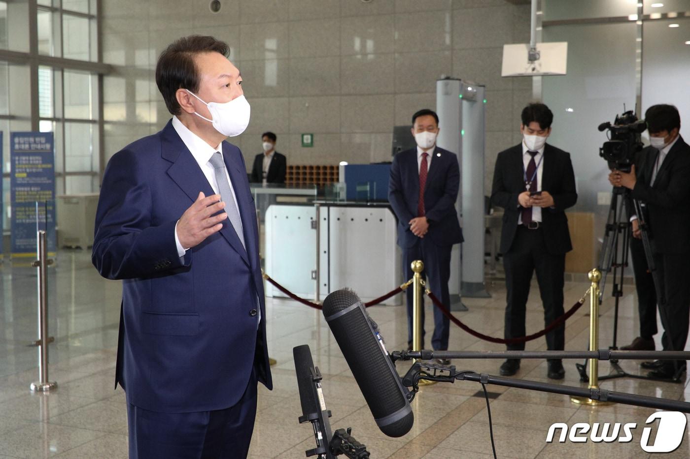 윤석열 대통령이 6일 오전 용산 대통령실에서 기자들과 출근길 문답(도어스테핑)을 하고 있다. 2022.10.6/뉴스1 ⓒ News1 안은나 기자