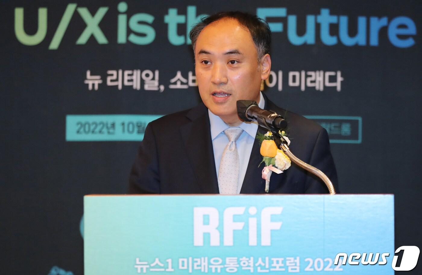 본문 이미지 - 정연승 전 한국유통학회장 및 단국대 교수가 6일 오전 서울 중구 롯데호텔에서 열린 '뉴스1 미래유통혁신포럼(RFIF) 2022'에서 환영사를 하고 있다. 이날 포럼은 '뉴 리테일, 소비자 경험이 미래다'를 주제로 급변하는 소비자 트렌드 변화에 유통산업의 발전을 위한 해법을 찾기 위해 마련됐다. 2022.10.6/뉴스1 ⓒ News1 장수영 기자
