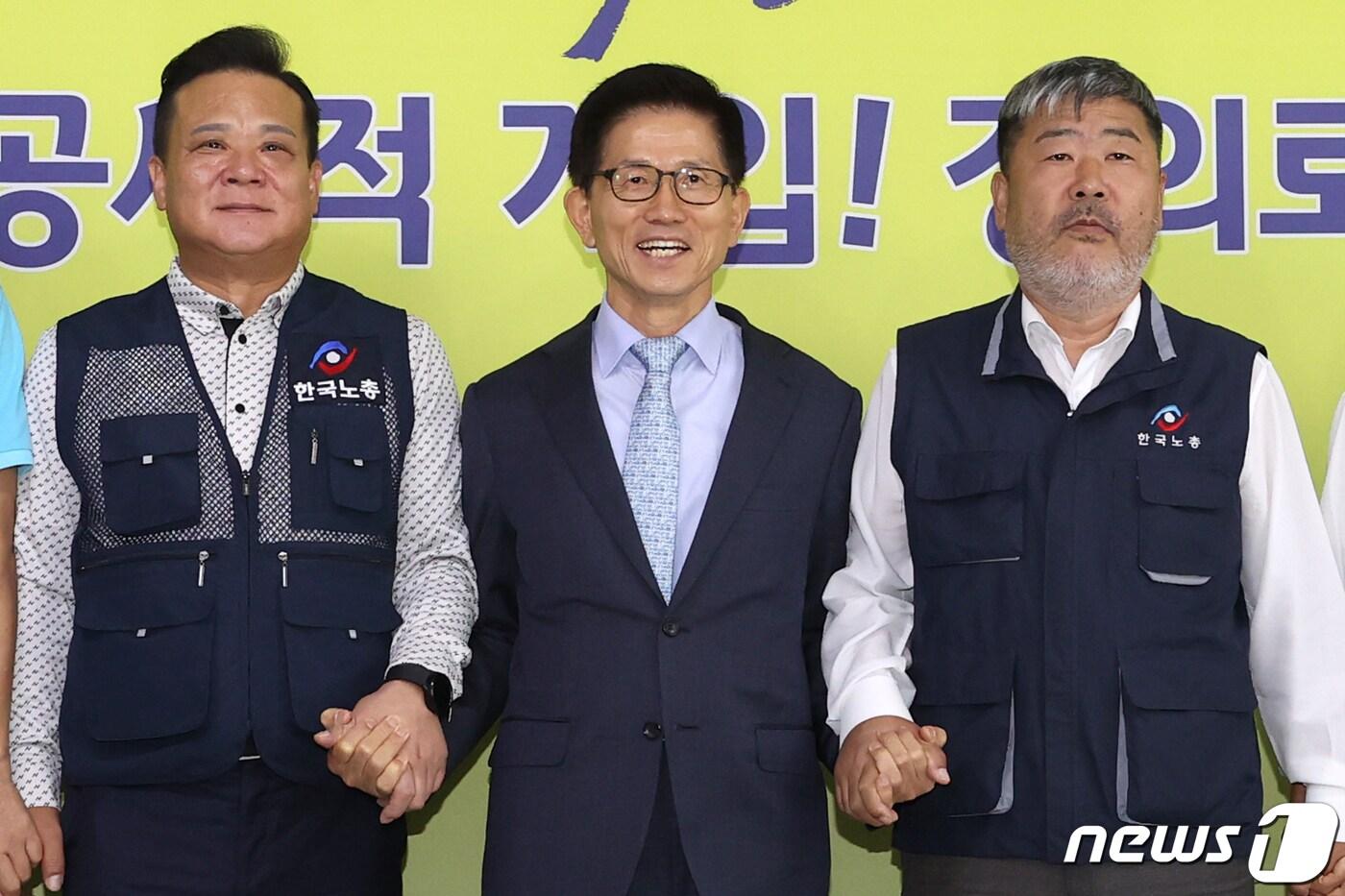 본문 이미지 - 김문수 경제사회노동위원장(가운데)이 6일 오전 서울 여의도 한국노총을 방문해 김동명 위원장(오른쪽), 이동호 사무총장과 손을 잡고 있다. 2022.10.6/뉴스1 ⓒ News1 이광호 기자