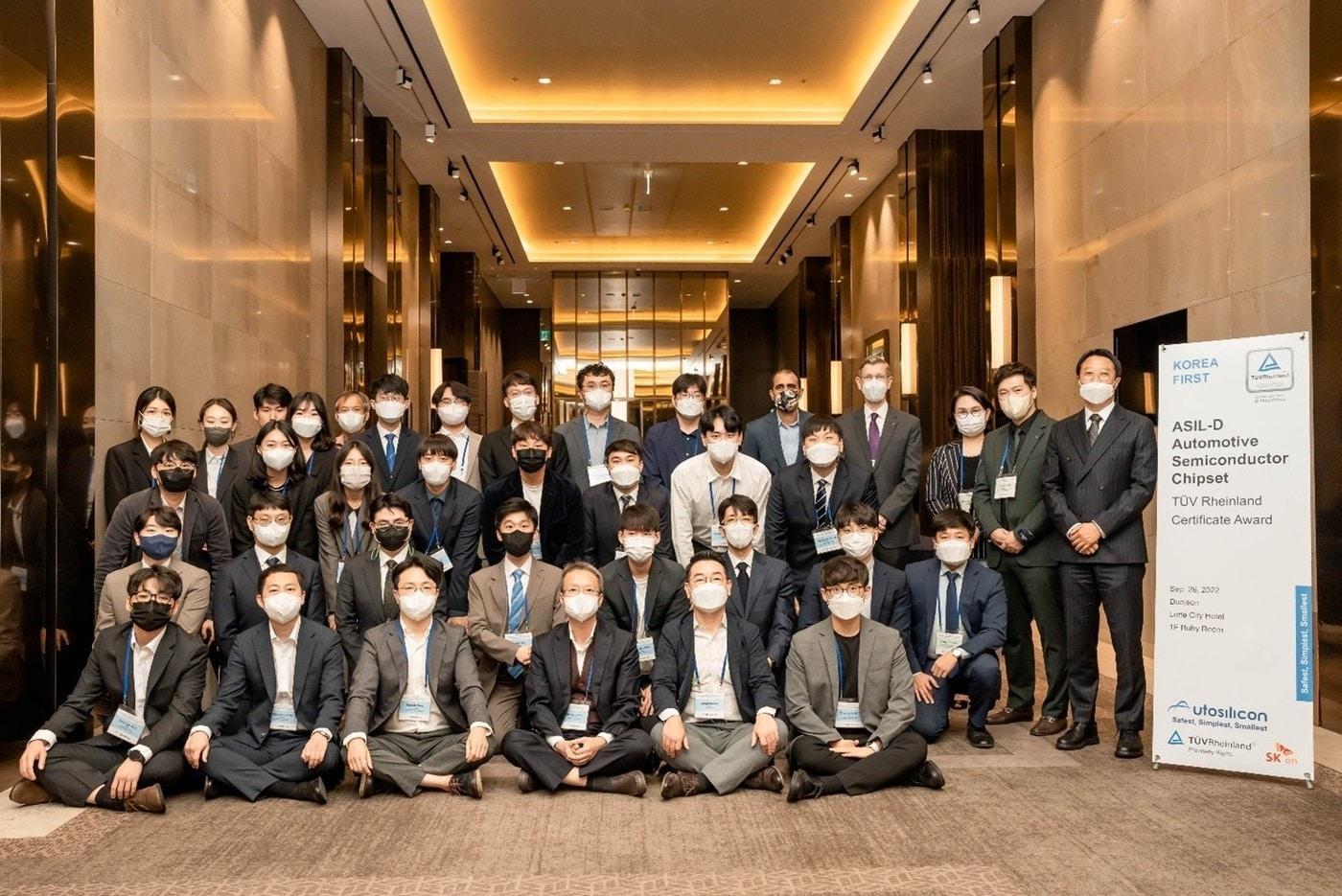 오토실리콘 및 T&Uuml;V Rheinland 임직원 일동(오토실리콘 제공)