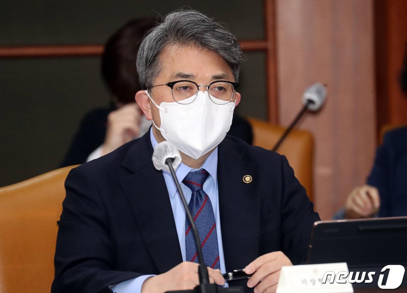 본문 이미지 - 유희동 기상청장이 6일 오전 서울 종로구 세종대로 정부서울청사에서 열린 국정현안관계장관회의에서 한덕수 국무총리 모두 발언을 듣고 있다. 2022.10.6/뉴스1 ⓒ News1 김명섭 기자