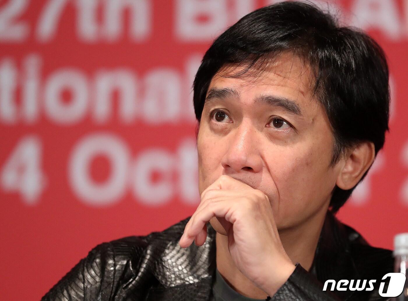 본문 이미지 - 배우 양조위가 6일 오전 부산광역시 해운대구 KNN시어터에서 진행된 제27회 BIFF의 '올해의 아시아 영화인상' 수상 기념 기자회견에서 취재진 질문에 듣고 있다. 양조위는 이번 영화제에서 '양조위의 화양연화'로 팬들과 만난다. 자신이 직접 선택한 영화 '2046' '동성서취' '무간도' '암화' '해피투게더' '화양연화'에 관한 팬들과 이야기를 나눌 예정이다. 2022.10.6/뉴스1 ⓒ News1 김진환 기자