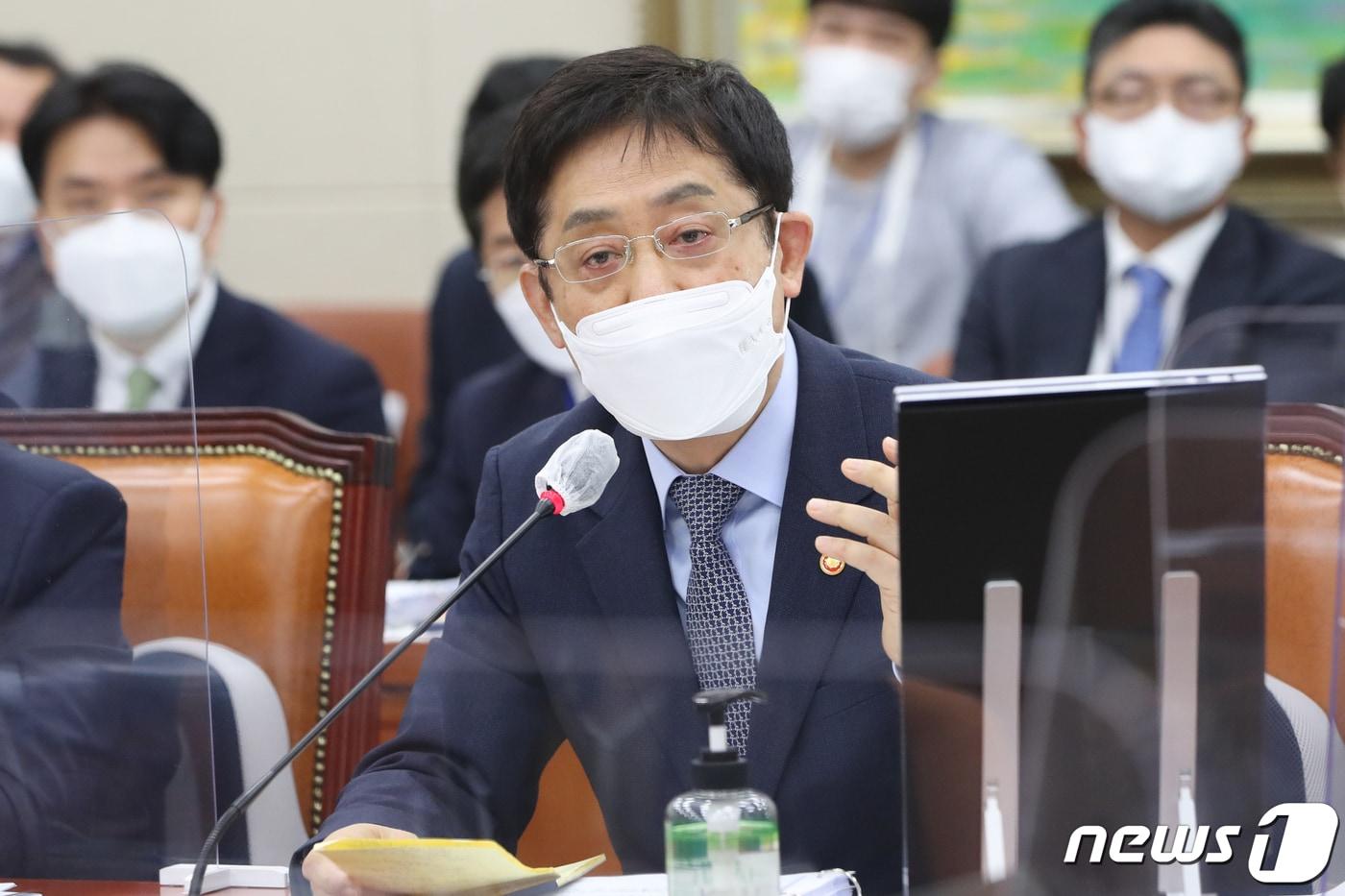 본문 이미지 - 김주현 금융위원장이 6일 서울 여의도 국회에서 열린 정무위원회의 금융위원회의에 대한 국정감사에서 의원들의 질의에 답하고 있다. 2022.10.6/뉴스1 ⓒ News1 허경 기자
